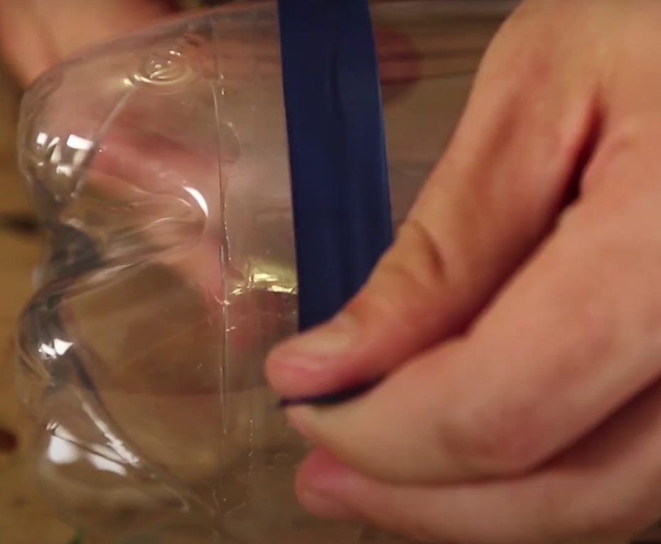 Passe fita adesiva em torno da junção das duas partes para fixar.