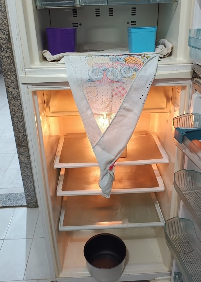 Para que o pano triangular não caia, coloque os dois pesos sobre o pano.