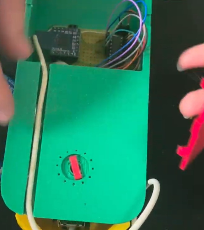 Passe os fios pelo furo do meio da Base. Conecte todos os cabos e cole a placa na base para evitar soltar com o movimento. Passe também o cabo USB pela parte inferior e cole.