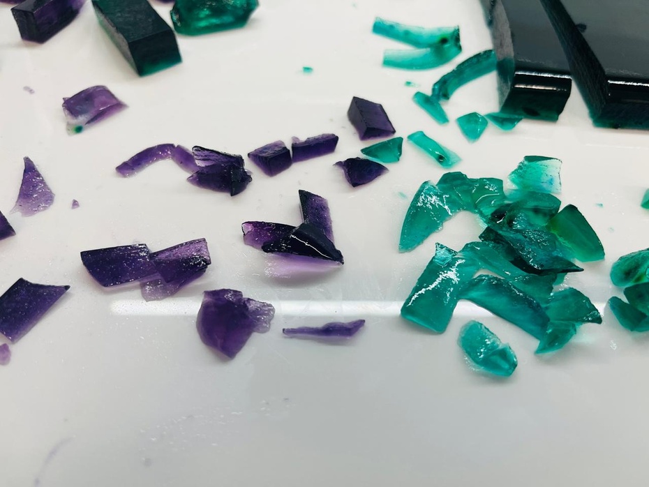 Esculpir os cristais com faca. Não descartar as aparas.