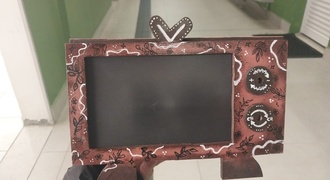 Mini luminária de mdf com designer de tv