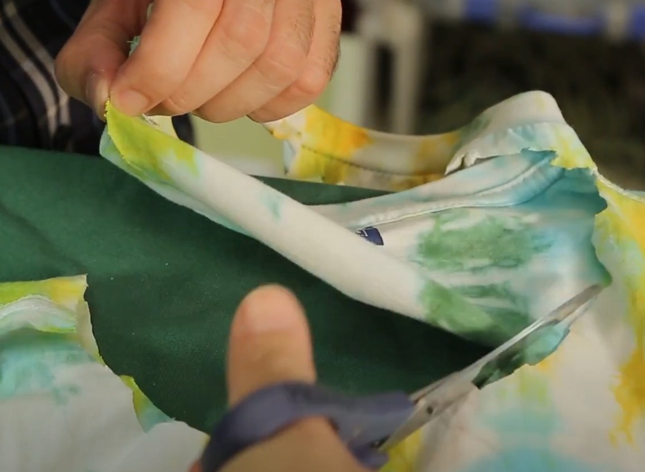 Para fazer a boca da sacola meça 1,0 cm para fora da gola da camiseta e corte, tanto na parte da frente quanto na parte de trás.