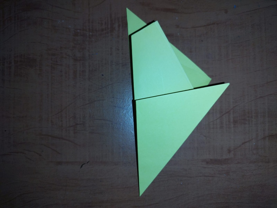 Preste atenção, pois esse passo é um pouco mais difícil! Você deve dobrar a peça, levando o lado esquerdo para trás. Marque muito bem!