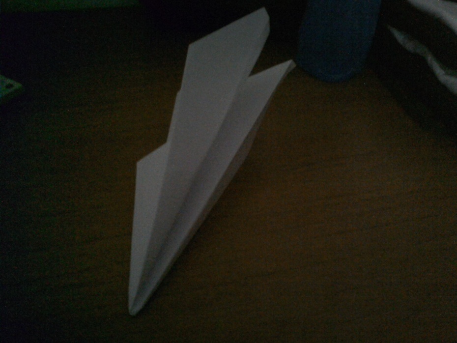 Por último, dobre diagonalmente, as asas do avião. Faça dos dois lados. (Use o arquivo como referência!)