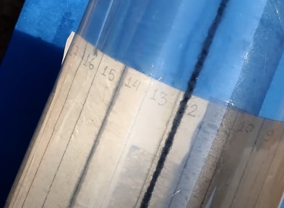 Espere até algum horário inteiro para fazer o alinhamento da marcação no papel, por exemplo, quando for exatamente 15h no relógio, vá girando a garrafa até que a sombra da linha fique perfeitamente sobre a linha inicial do começo da divisão com o número 15 (ou outro horário em que você esteja calibrando o relógio).