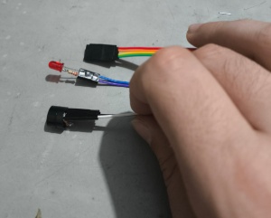 O Buzzer não precisa de resistor então apenas conecte seus terminais aos respectivos jumpers e também utilize fita para mantê-los nesta posição.