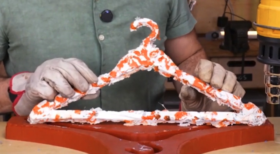 Deixe o molde esfriar por cerca de 15 minutos antes de desenformar.
O cabide vai sair ainda um pouco quente e com rebarbas e imperfeições — tudo normal!
