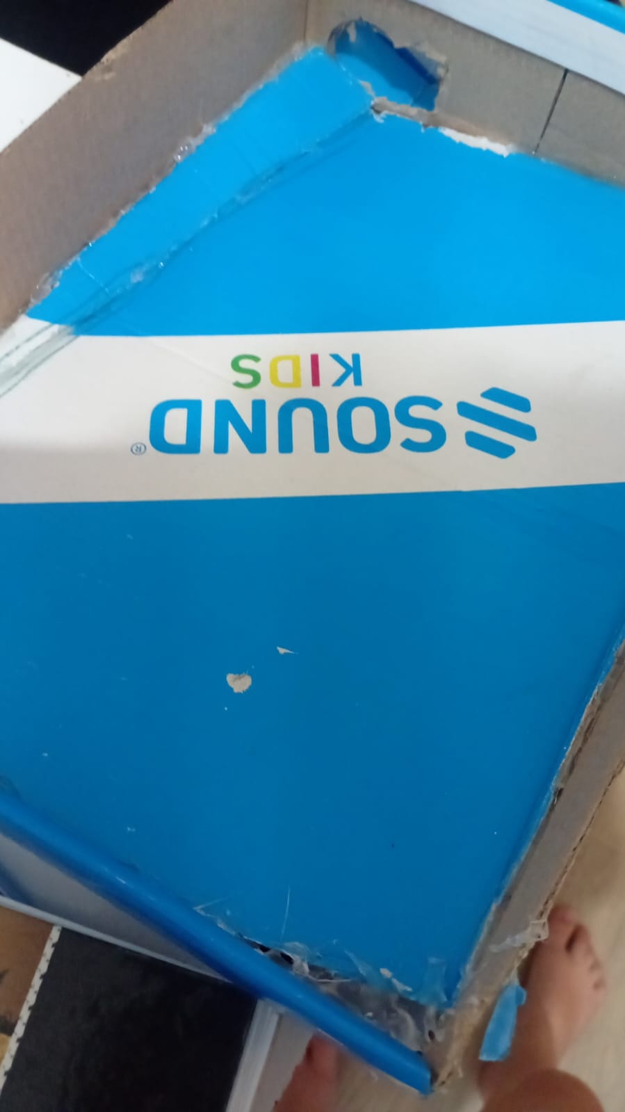 agora pegue o fundo caixa e recorte um pequeno e longo triangulo isósceles, e depois com a cola quente cola esse triangulo de volta ao fundo e ele tem que estar inclinado, depois é só colar o fundo inclinado tudo para a direção do buraco da caixa de sapato