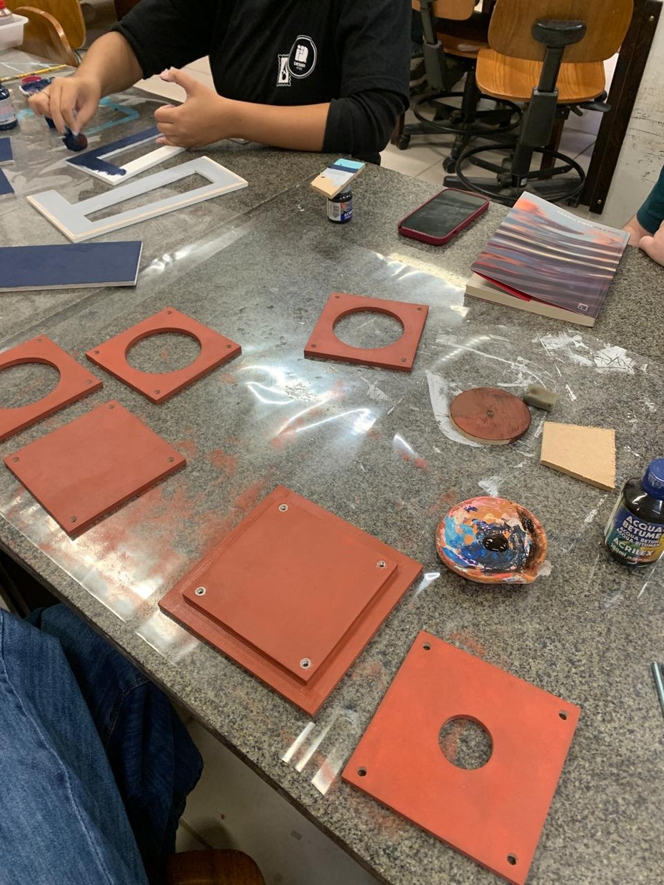 Passar 2 camadas de fundo preparador e lixar as peças novamente com a lixa 400.  Para finalizar a etapa de acabamento final a peça deverá ser pintada, no caso cada peça foi pintada na cor Terracota, e os detalhes das bordas foram feitas com esponjadas de betume.