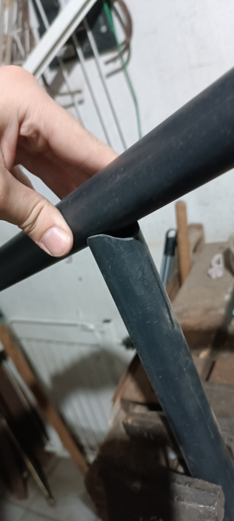 Faça até ter um bom encaixe no cano sem a lixa e tome cuidado para não lixar demais ao ponto de afiar as quinas do cano