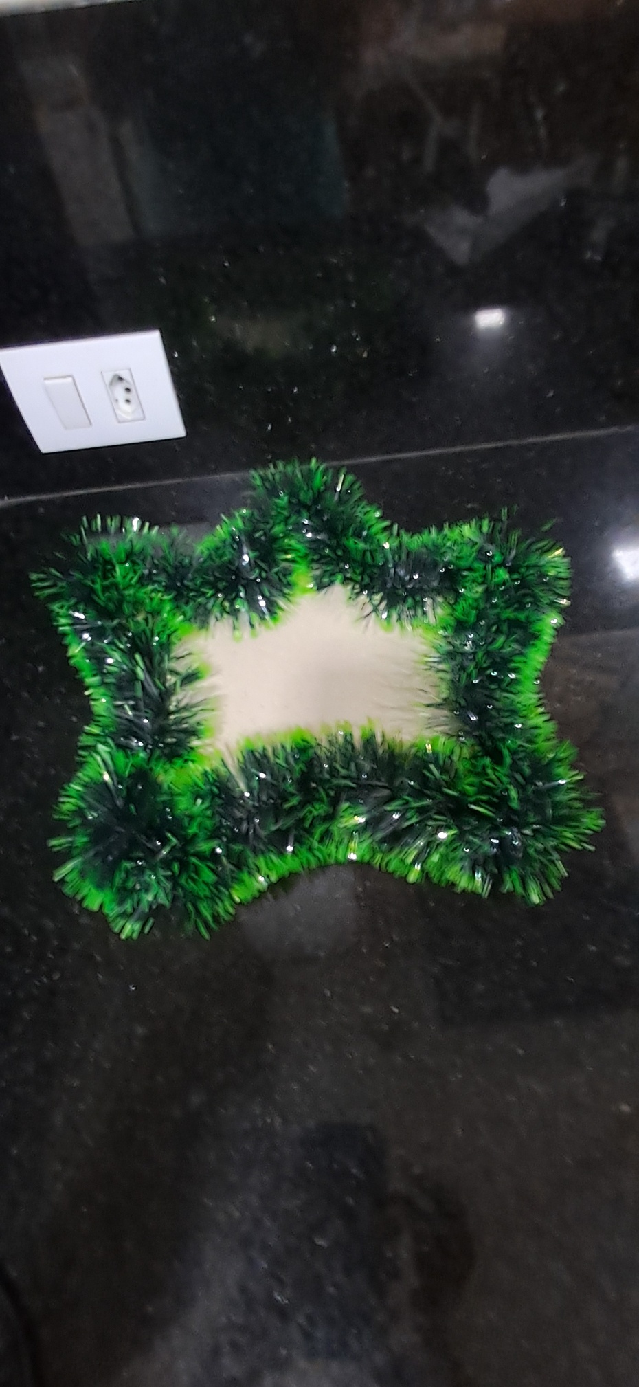 1- Utilize 2 arames em cada palito.
2- repita até o fim.
3- dobre as pontas do arame para trás.
4- corte a sobra do festão.
5- cole as pontas soltas do festão.