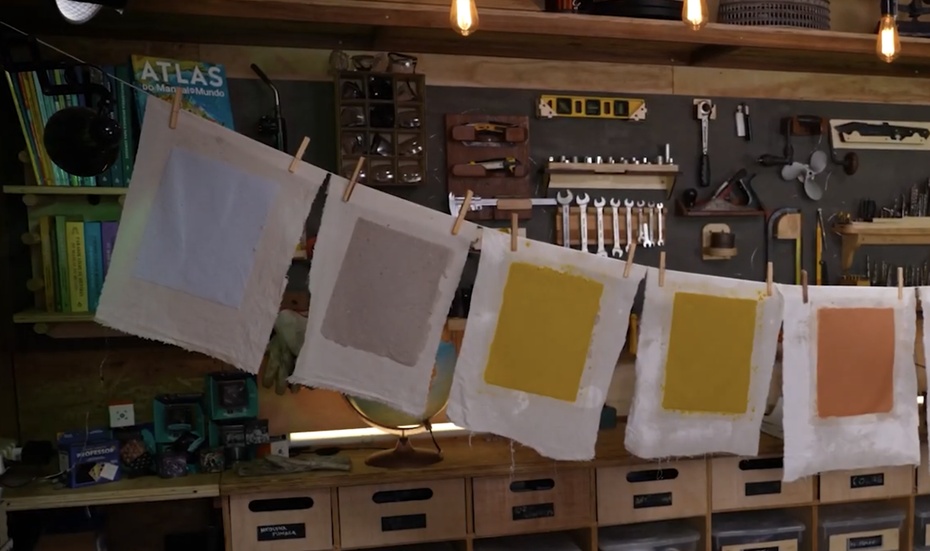 Pendure o pano com o papel no varal, com os quatro cantos esticados, para secar naturalmente.
O tempo de secagem varia entre 2 a 3 dias, dependendo do clima.