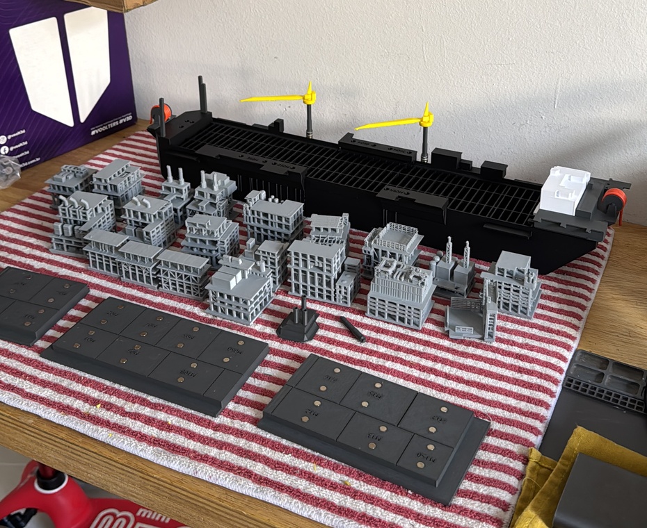 Colar os imãs nas partes
Colar os imãs e pinos metálicos para unir o casco