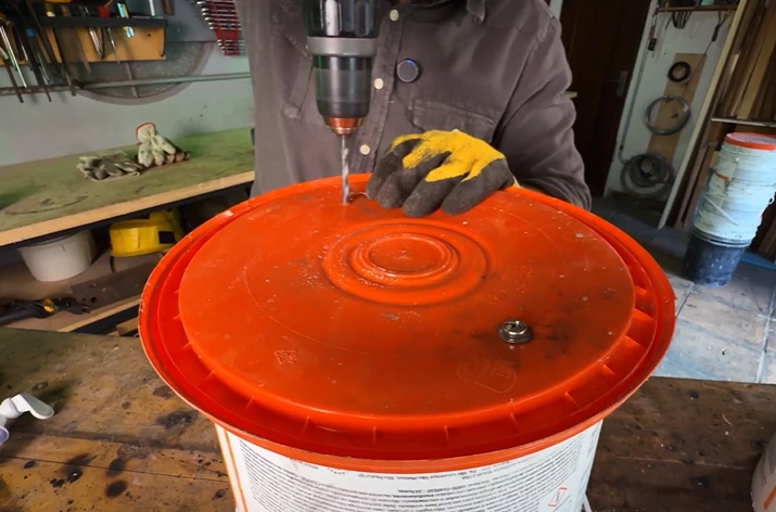 Alinhe a tampa sob o balde que ficará acima, marque 2 pontos opostos e faça 2 furos pequenos com a broca de 4 mm. Passe parafuso + arruela + porca e aperte isso fixa a tampa ao fundo do balde superior. Repita para cada junção (você fará isto para a tampa do meio e a tampa inferior).
