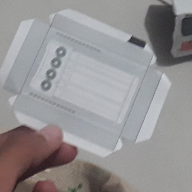 Agr, Cole as partes da frente e traseira nas orelhinhas da frente e trás, e a aba de baixo na latetal esquerda, e espera secar, agr os q tem ar codicionado, e um pouco mais complexo, vc vai recorta o ar condicionado, em uma ordem (seguido a imagem) e vc vai dobrar as orelhinhas e as das lateraisvc cola sob a parte de dentro do ar condicionado, e as de fora vc dobra pra dentro, e passe cola, e cola em cima do ônibus, dando o resultado final dele