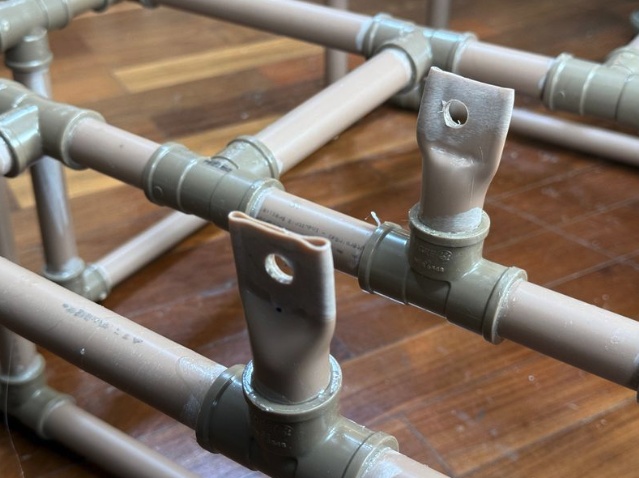 Instale o eixo com as rodas e trave as porcas.
Caso as rodas sejam muito frágeis, substitua por modelos com rolamentos metálicos.