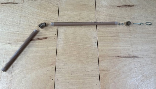 Na extremidade frontal da carretinha, instale outro olhal e una os dois com um mosquetão (ou uma cordinha bem firme).