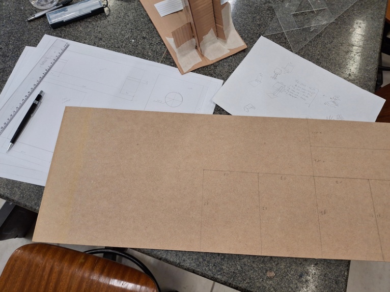 Com as medidas definidas, eu marquei na tabua de 260x280mm as medidas precisas.

Reitero que nessa etapa é importante lembrar a espessura das lâminas de corte. Para peças que exigem precisão, é recomendável deixar um pequeno espaço entre elas no MDF.