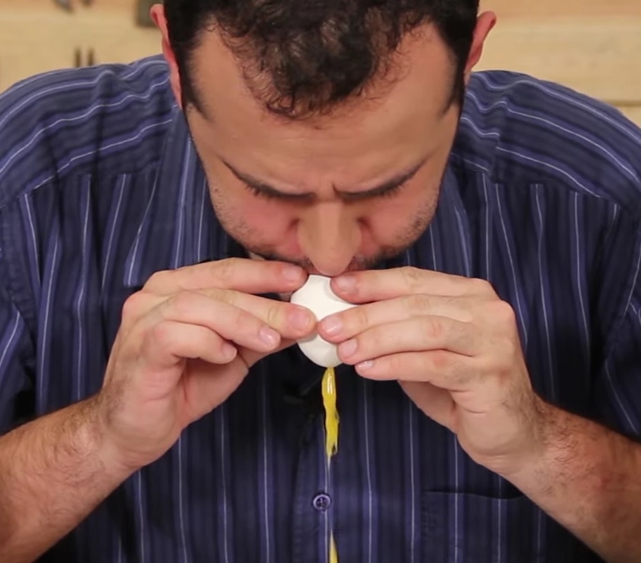 Com os furos feitos, e com cuidado, sopre pelo furo de cima para que a clara e a gema saiam pelo furo de baixo. Repita o processo para o outro ovo. Sopre o conteúdo do ovo dentro de um prato.
LEMBRE-SE DE LAVAR BEM A CASCA DO OVO ANTES DE SOPRAR.