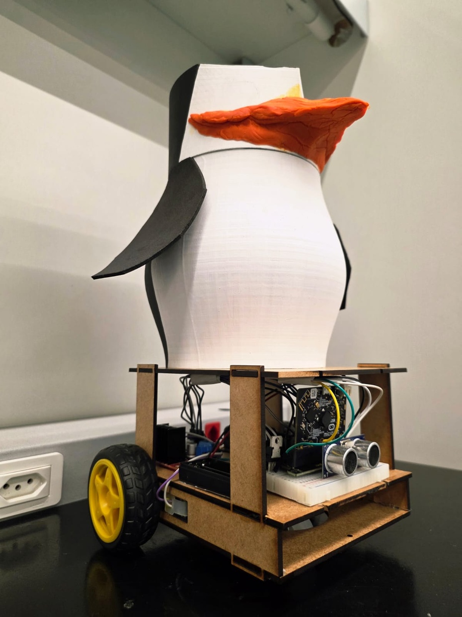 Conjunto cabeça e corpo do pinguim

Para a inserção do conjunto cabeça e corpo do pinguim, é necessário, primeiro, colar a cabeça no corpo do pinguim com o uso de cola super bonder. Nesse sentido, tome cuidado para que a cola não seja derramada na pintura, uma vez que isso pode danificar a pintura. Depois, basta colar o pinguim na base superior, seguindo o centro de massa do robô.