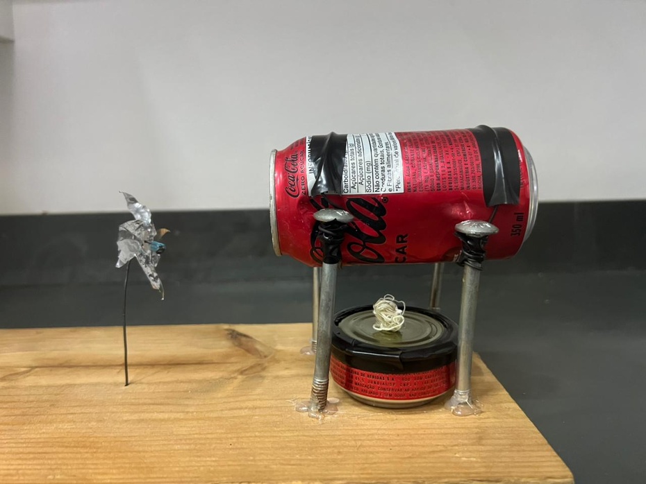 Com ajuda  de uma seringa coloque água dentro da lata, ponha fogo na estopa e espere um pouco. O vapor vai fazer o cata-vento girar!