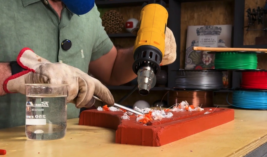 Vá adicionando aos poucos os pedaços de PLA no molde de silicone.