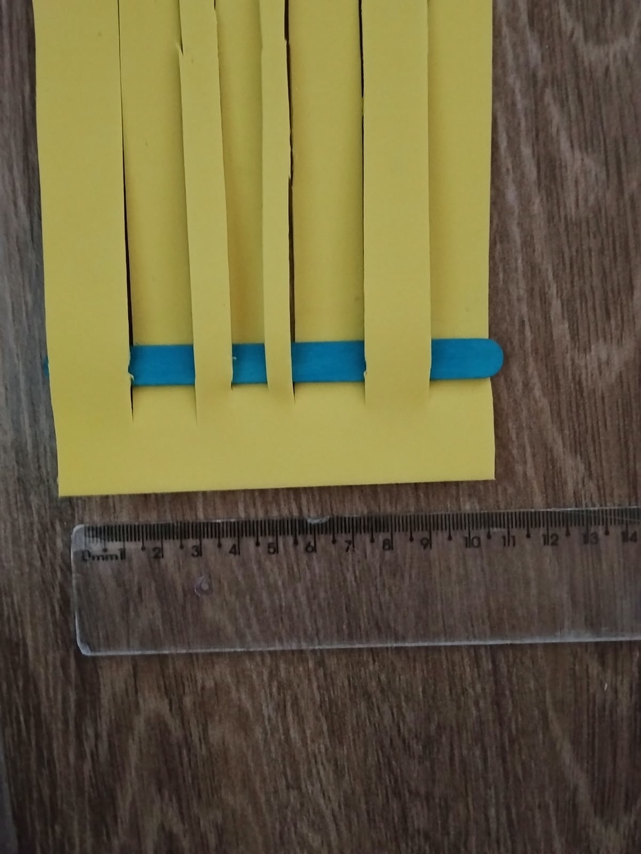 Vá colocando os palitos coloridos entre as faixas alternando um sim, um não.