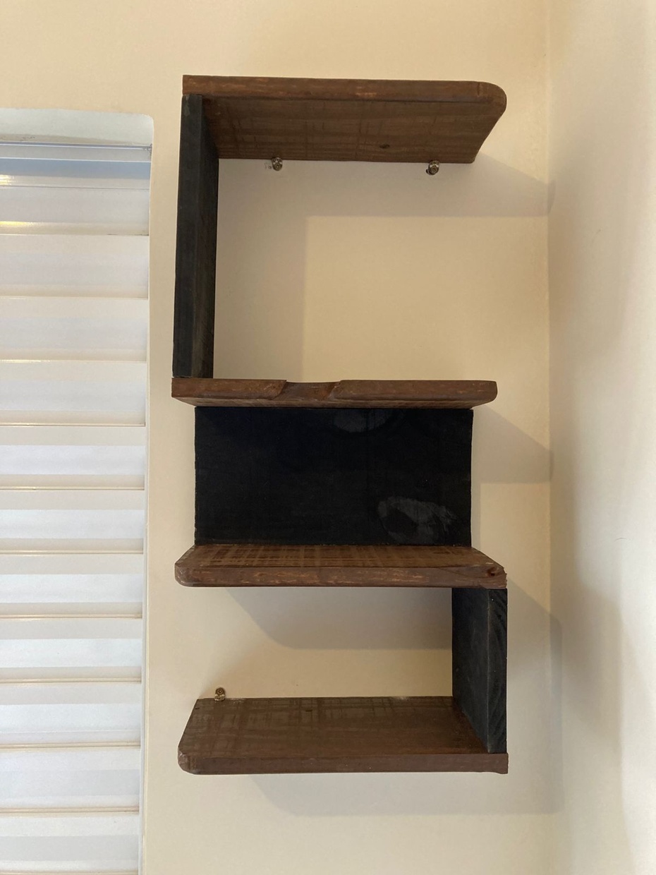 Apoie a prateleira na parede que deseja instalar, marque com lápis os buracos das cantoneiras.
Faça o furo na parede com a broca de 6mm, coloque as buchas, apoie a prateleira (pode ser necessário a ajuda de outra pessoa) e parafuse na parede.