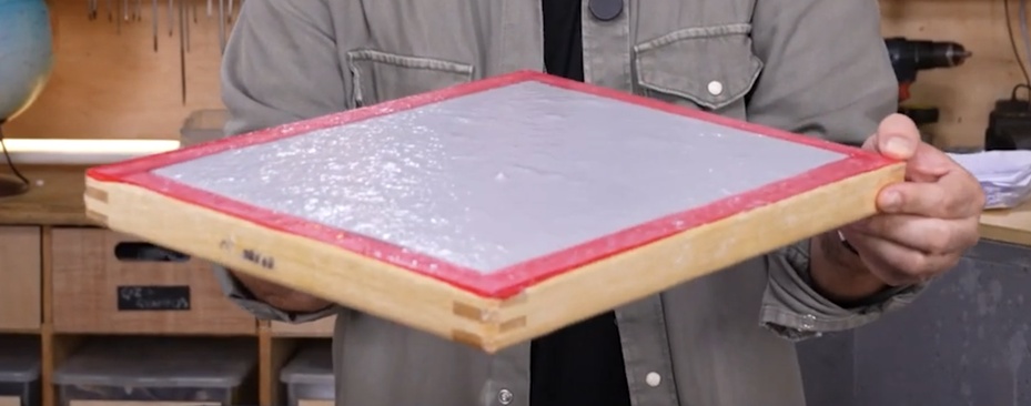 Levante a tela devagar e na horizontal, deixando que o excesso de água escorra. Quanto mais polpa houver na mistura, mais grosso será o papel
