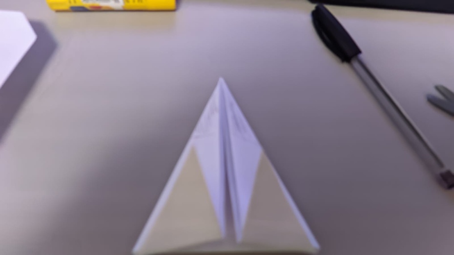 Passe cola (ou use fita) no lugar em preto do corpo e depois cole atrás da cabeça do Gatinho