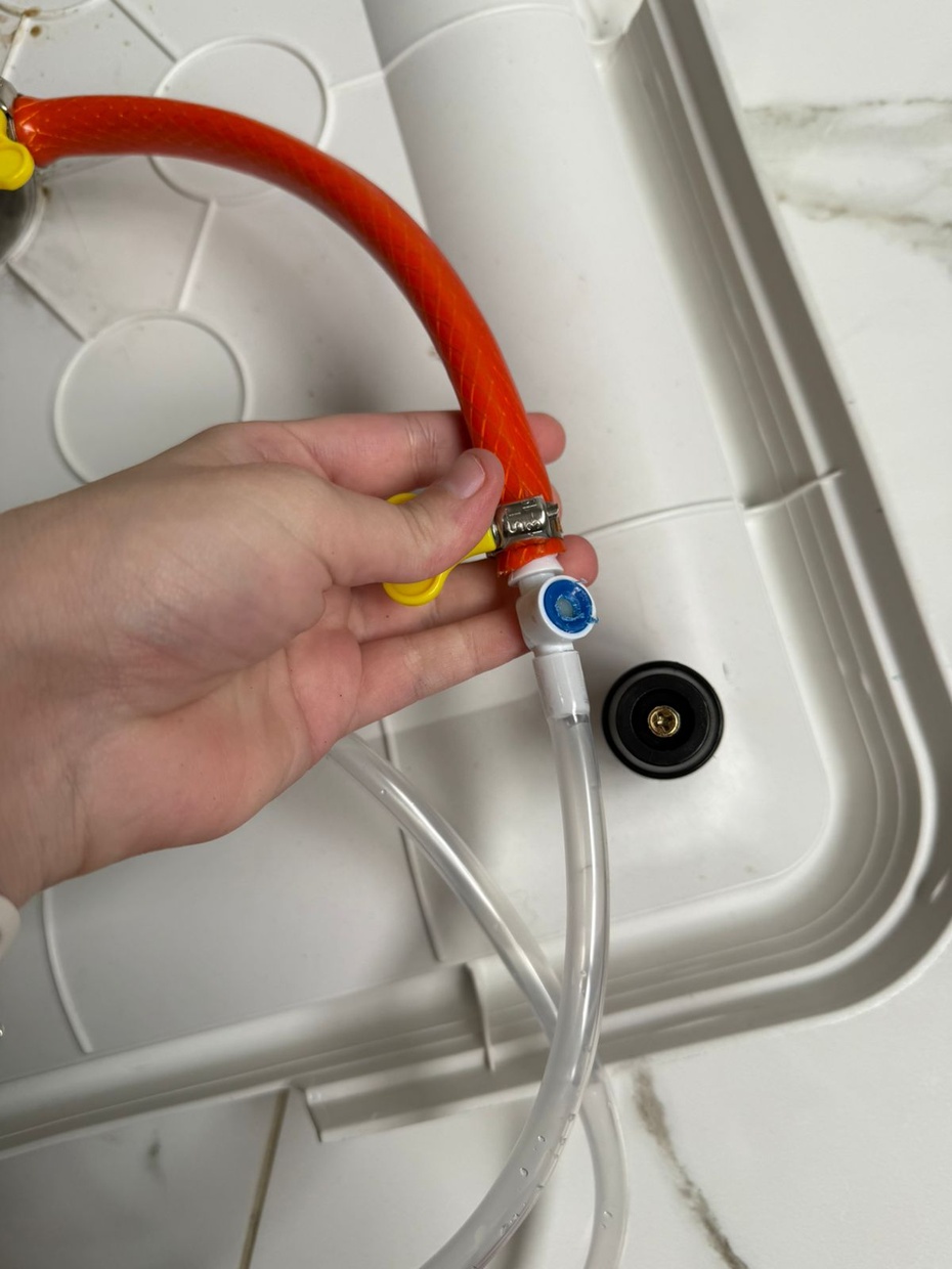 Caso a formatação do sanitário com escoamento para o ralo nao se adeque a sua situação, trago outra solução. Neste caso da bolsa coletora, a mangueira deve ser cortada com 10 cm. Após conectar o joelho e a mangueira no sanitário, corte a mangueira com 10 cm e acople a entrada da bolsa coletora na mangueira, muitas bolsas ja vem com um bico que facilita o encaixe, para evitar vazementos, prenda as duas mangueiras bem com uma abraçadeira de metal. Dessa forma, ao fazer xixi, esse ira escorrer para a bolsa coletora que pode ser esvaziada quando cheia e higienizada para reutilização! Neste formato, voce pode colocar o sanitário onde bem desejar, sem a necessidade de um ralo por perto, alé disso, a utlização da bolsa coletora permite visualizar a cor do xixi do seu amigo!