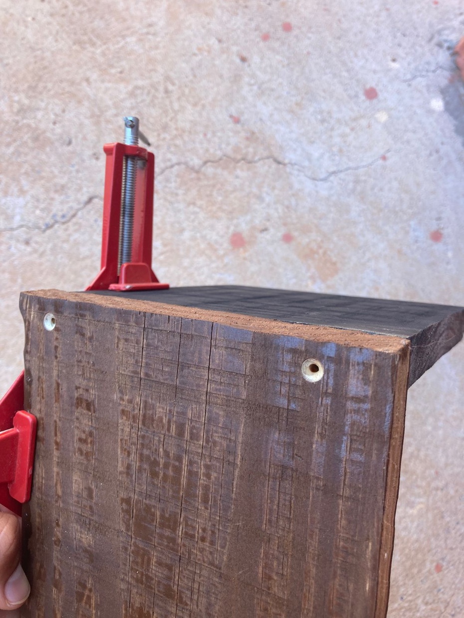 Encaixe uma peça de cada vez seguindo a ordem estabelecida.
Com duas peças posicionadas, fure com a broca 2,5mm as duas peças para fazer o furo guia.
Fure apenas a peça de cima com a broca 3,5mm para fazer a ancoragem das peças.
Se possuir, use a broca escariadora para abrir espaço da cabeça do parafuso.