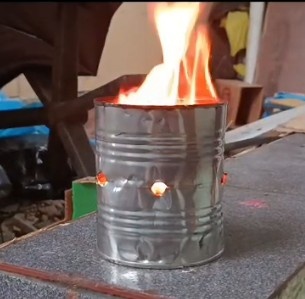 Bote os combustíveis papelao,papel,paoitos,madeira etc
E acenda com maçarico