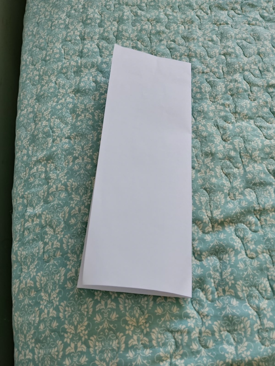 Dobre a folha de papel.