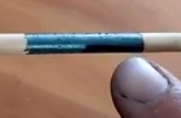 Para fazer um resistor caseiro pinte aproximadamente 4 cm de um
palito de churrasco. Faça a pintura com um lápis preto, quanto mais
macio o lápis melhor será o resultado, pois ele deposita mais grafite no
material. A pintura deve ser feita em toda a volta do palito, e não deve
conter falhas, portanto reforce bem a pintura cobrindo muito bem os 4
cm de palito.