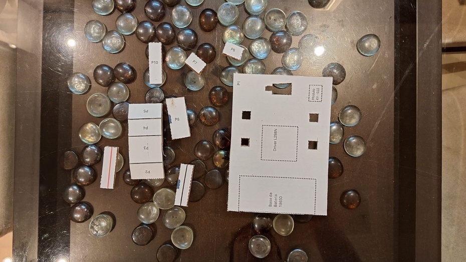 Usando seu estilete e sua régua, corte as peças do papelão, respeitando a legenda do arquivo PPT.