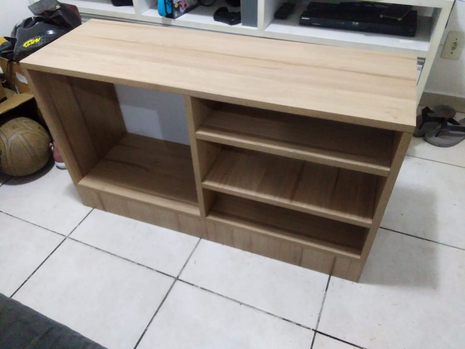 O rack foi montado com cola e parafusos, ficou bem robusto.