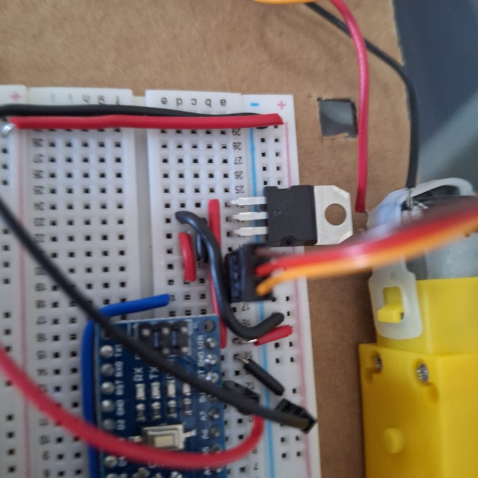 Conecte os fios do servo motor nos 3 pinos que já estavam na protoboard.