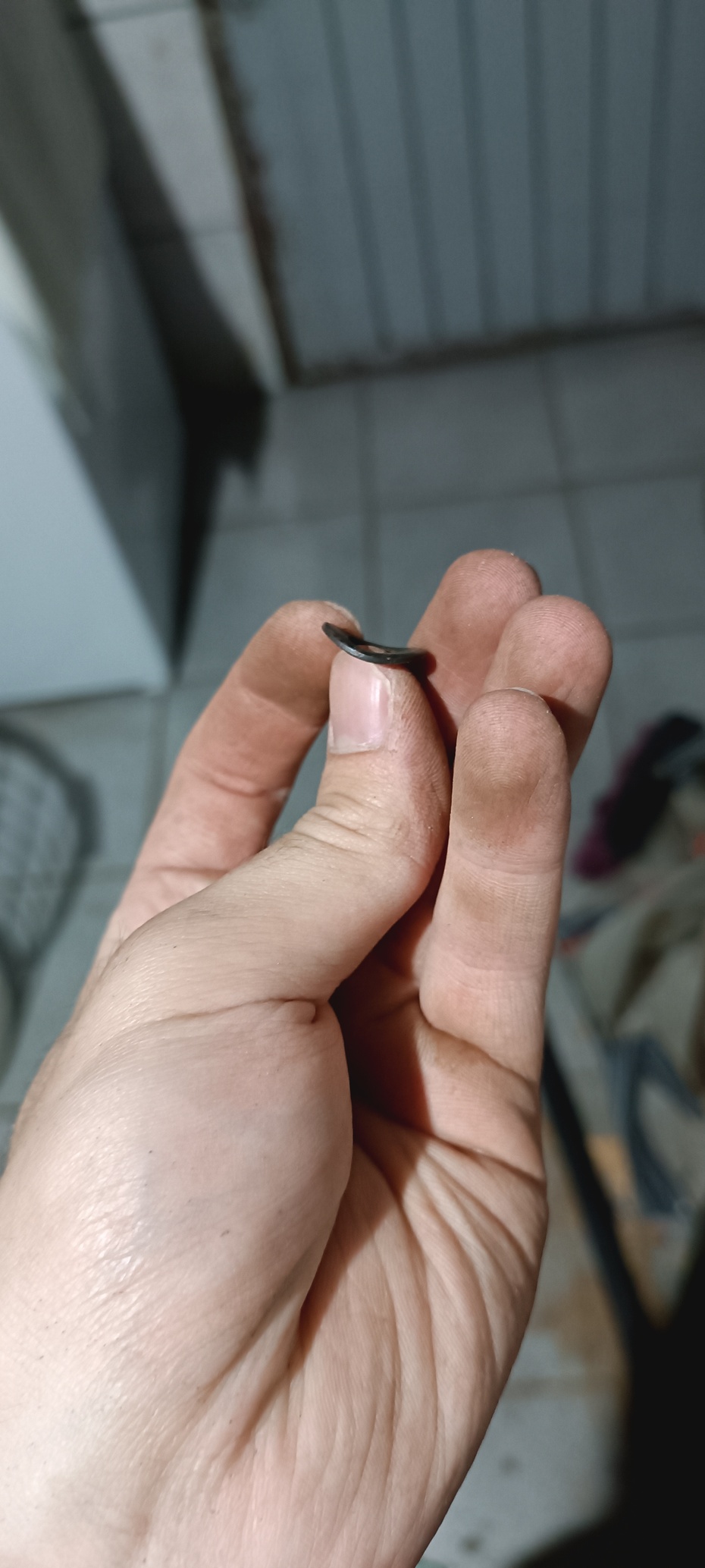 Torça levemente uma arruela para ficar no formato do eletroduto