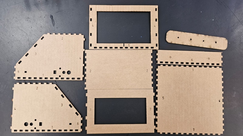 Para montar, basta colocar juntos os lados das peças com números iguais. Você pode manter os números virados para o lado de dentro do carrinho para esconder os números. Use a cola quente para unir as peças.