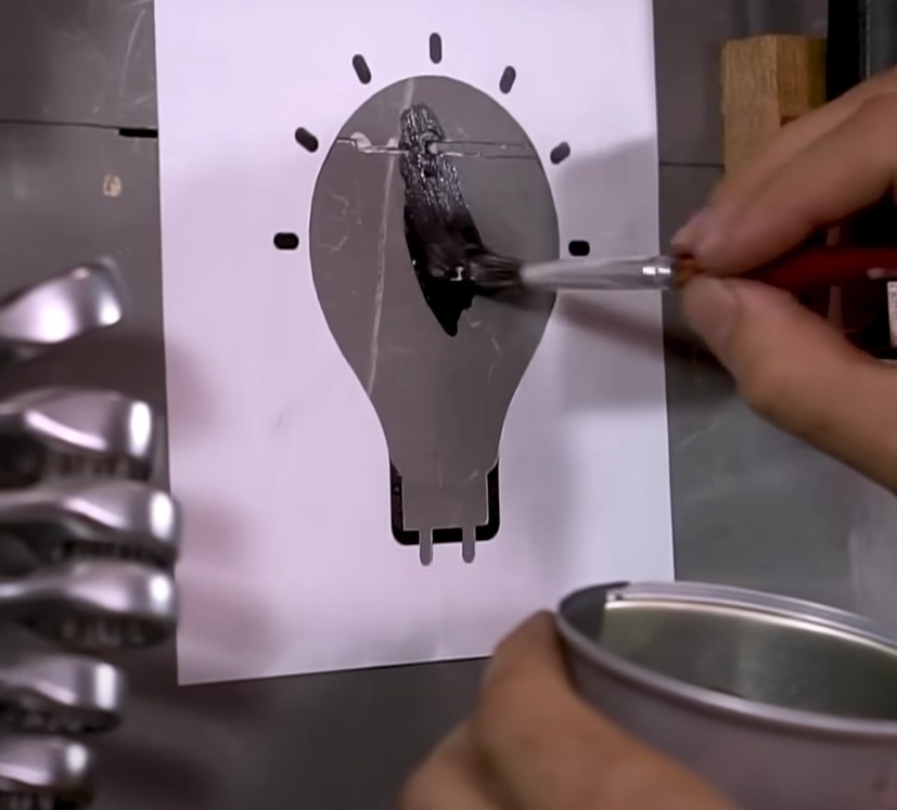 Você pode utilizar tinta guache para dar um pouco mais de estilo ao interruptor, mas use pouca tinta pra isso pois ela pode agir como um isolante e atrapalhar o funcionamento.