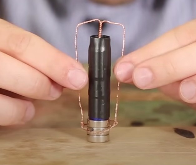 Caso o cobre moldado fique escapando da pilha e dos ímãs enquanto gira, você pode criar uma pequena barreira em torno do polo positivo utilizando fita isolante.