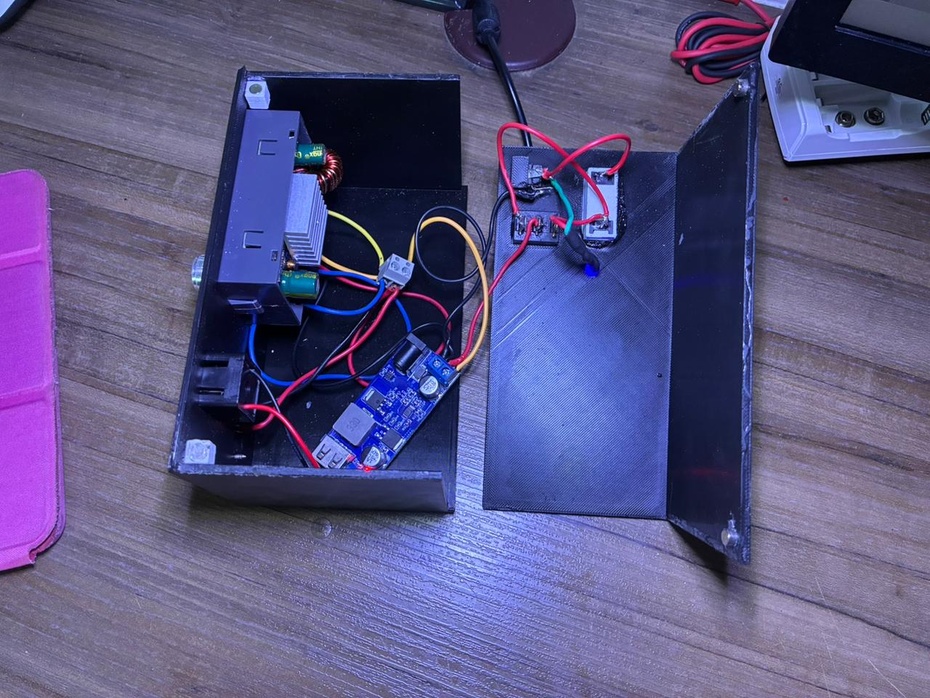 Adeque o modulo step-down na caixa e ligue a entrada nos polos positivo e negativo do fusivel e do p4 usando os conectores born e a saida do modulo indo para as portas usb