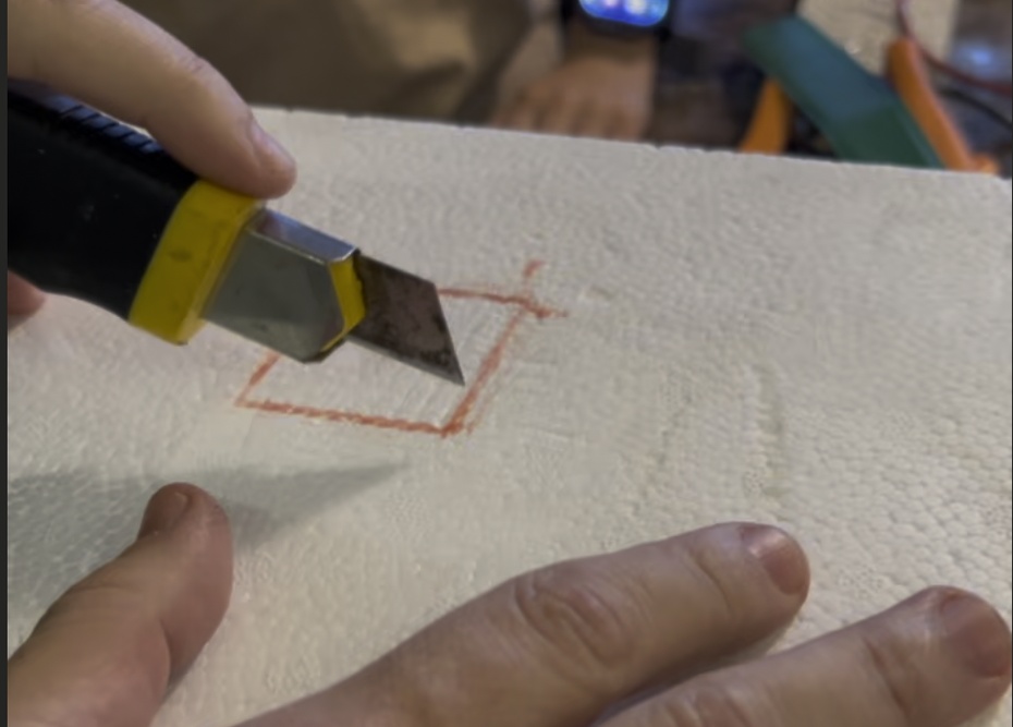 Corte o isopor do tamanho do dissipador frio da placa peltier