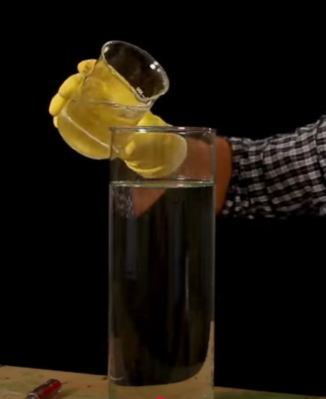 Coloque a solução de açúcar e soda caustica no recipiente de 2000ml e misture bem.