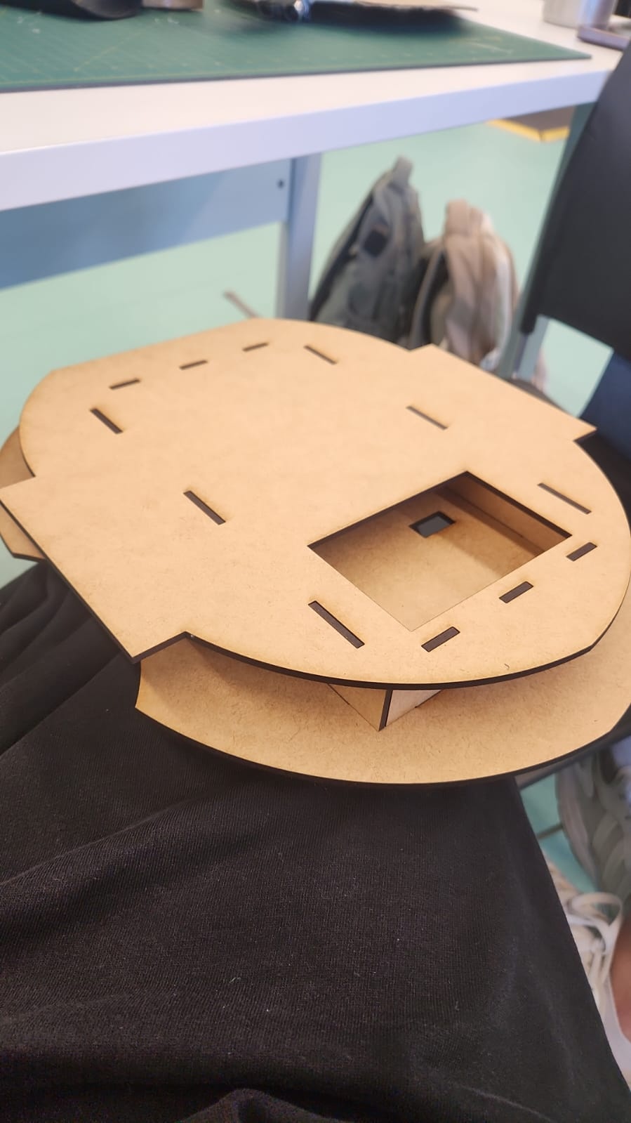 Montagem mêcanica:

O chassi pode ser construido a partir da sua criatividade, com materiais como papelão rígido, MDF cortado a laser, peças impressas em 3D, peças de kits educacionais ou materiais reaproveitados. O importante é que a estrutura mantenha os motores fixados, permita que as rodas se movimentem livremente, e que ela aguente o peso de todos os componentes do robô. No nosso projeto, o chassi foi projetado com o software Solidworks e feito de MDF cortado a laser.