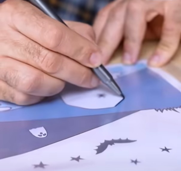 Com cuidado contorno, por cima do envelope plástico, o desenho colocado dentro do envelope. Depois de contornar, pinte o desenho feito no envelope.