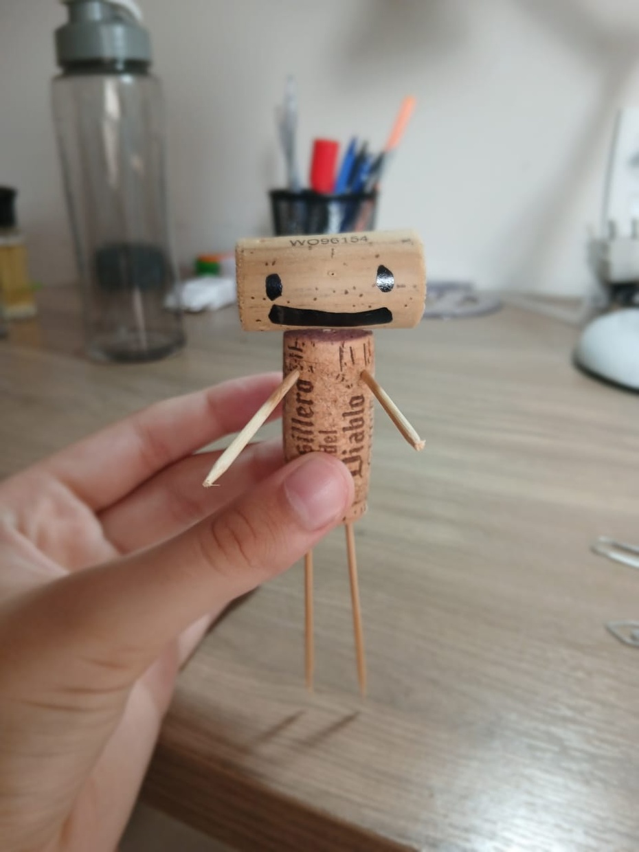 espete essa rolha na outra no palito que ficou somente a metade até que ela encoste na outra rolha