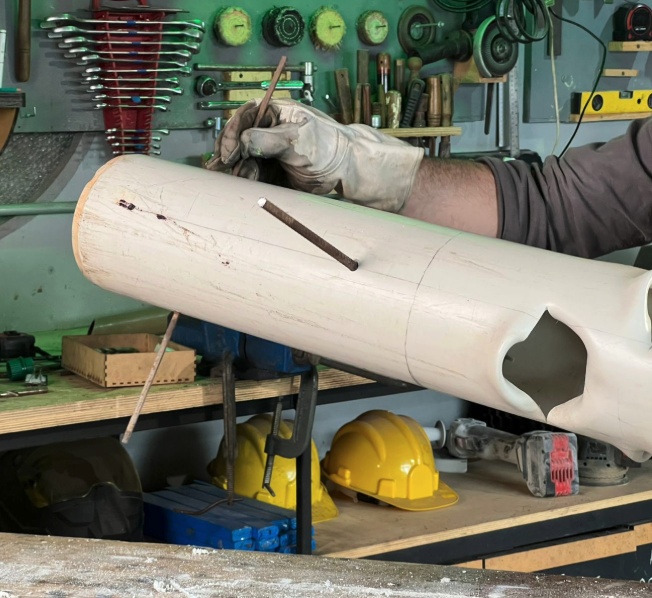 Passe os vergalhões atravessando o cano — eles formarão uma “cruz” interna, impedindo que o tubo tombe dentro do vaso.