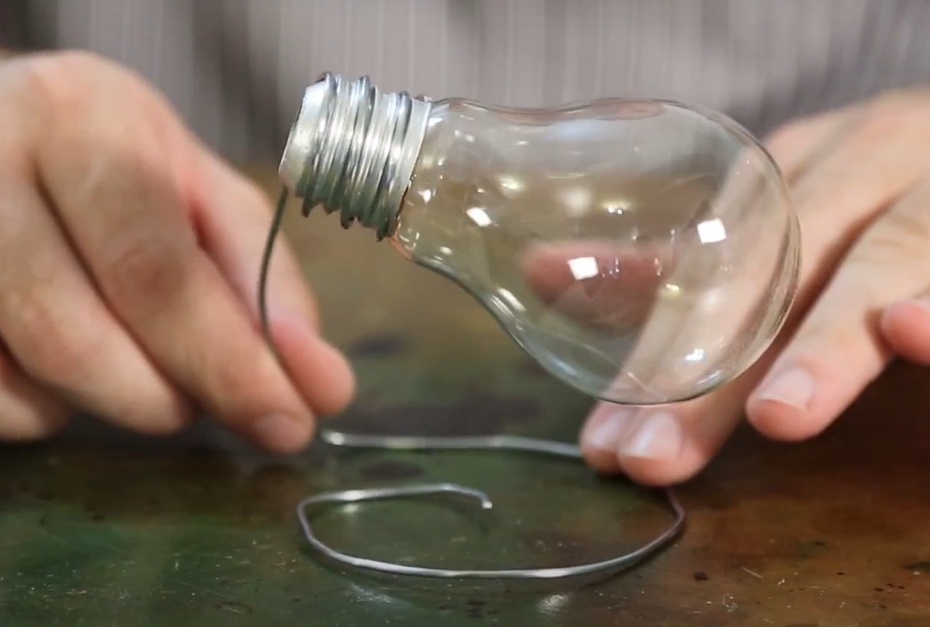 Com o restante do arame, vamos fazer a base do nosso suporte. Aqui você pode criar como quiser, mas principal é deixar a parte de vidro da lâmpada levemente inclinada para baixo.